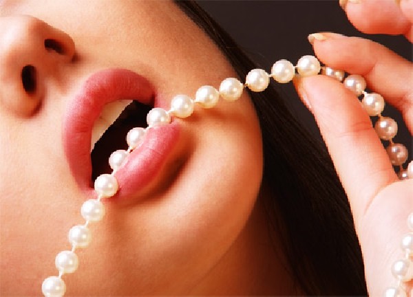 Dames hebben graag tanden die hen aan parels doen denken. Wij kunnen deze wens vervullen met onze VITA tanden van buitengewone kwaliteit.
